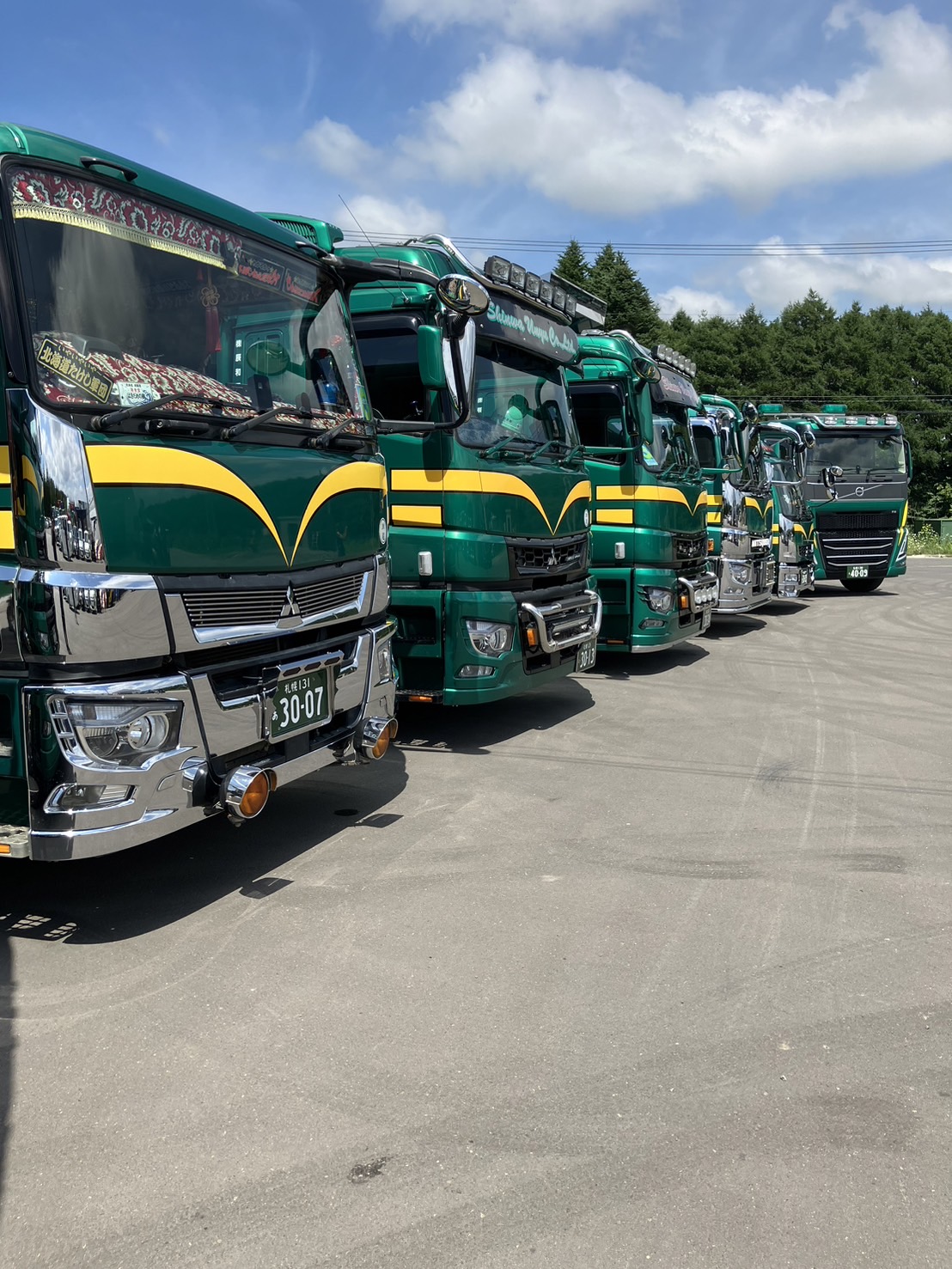 株式会社辰和運輸の車両が並ぶ様子